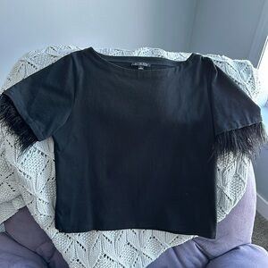 Women’s, “causal” yet SO sassy, boat neck, removable feathers, EUC 🦅